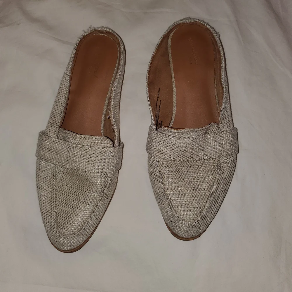 Universal Thread slip on shoes